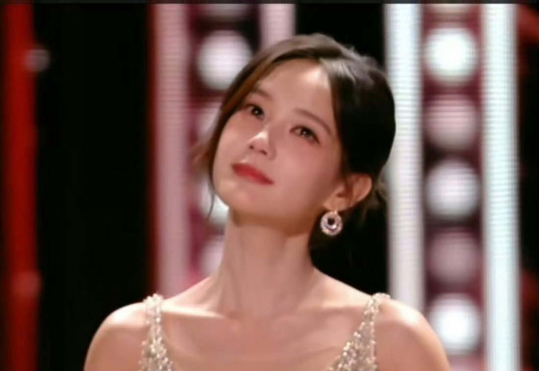 李一桐全心全意的爱着自己角色的李一桐为了会更好的