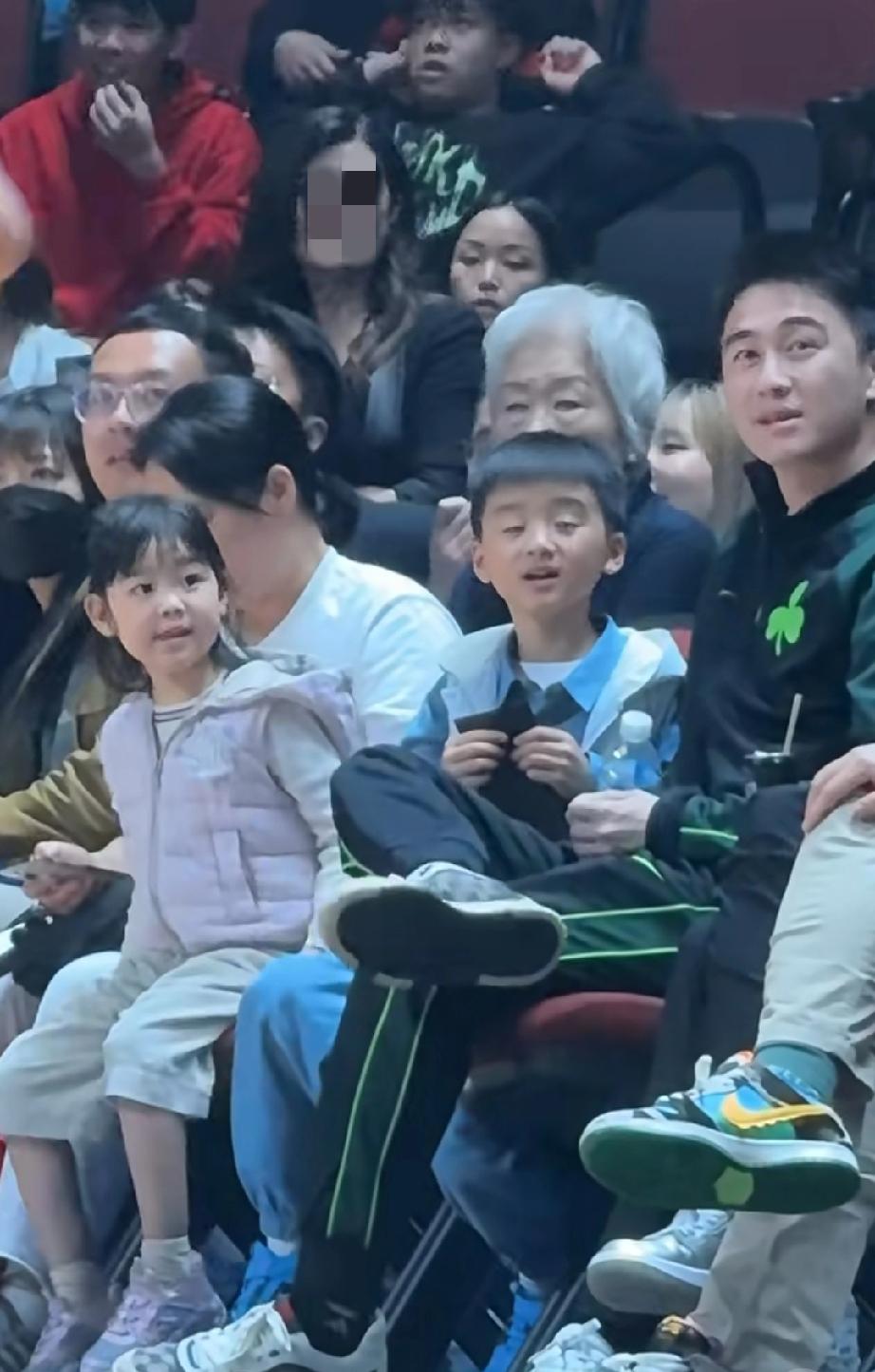 奚梦瑶和何猷君的两个孩子真没一个像妈妈，3月22日，何猷君带俩娃在澳门看球赛，奚