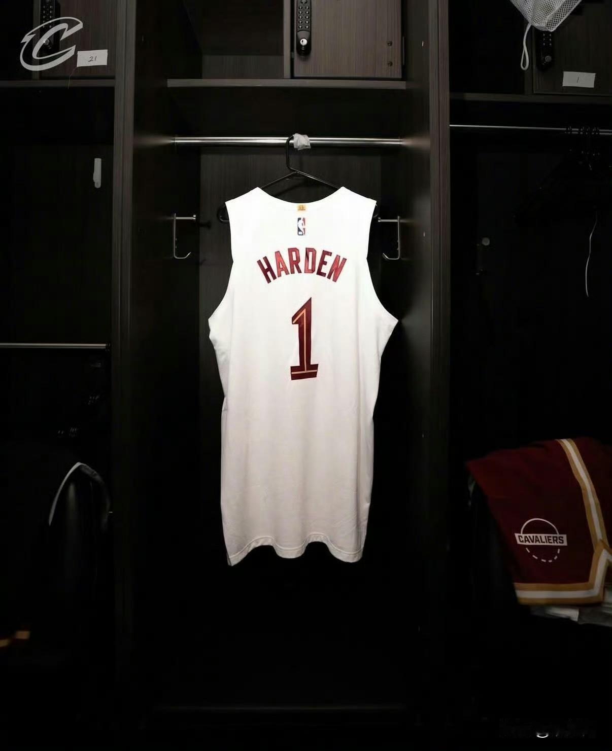 哈登更衣室座位对比骑士和快船虽然快船更衣室是新建的，但是总感觉没有骑士更衣室更