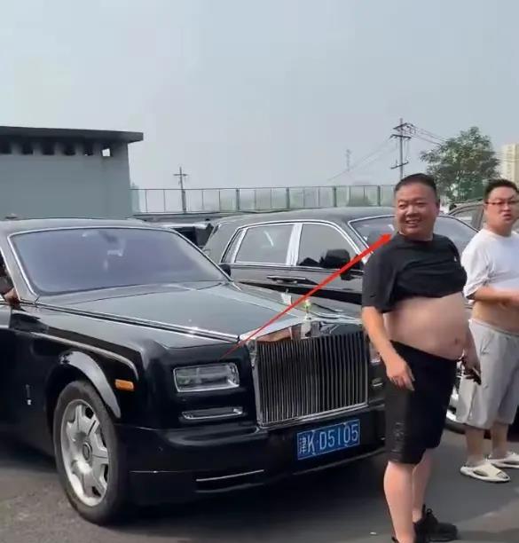 老祖宗说：戏子无情杨少华的出殡车队都是劳斯莱斯却都面带微笑！送葬是假，炫富才
