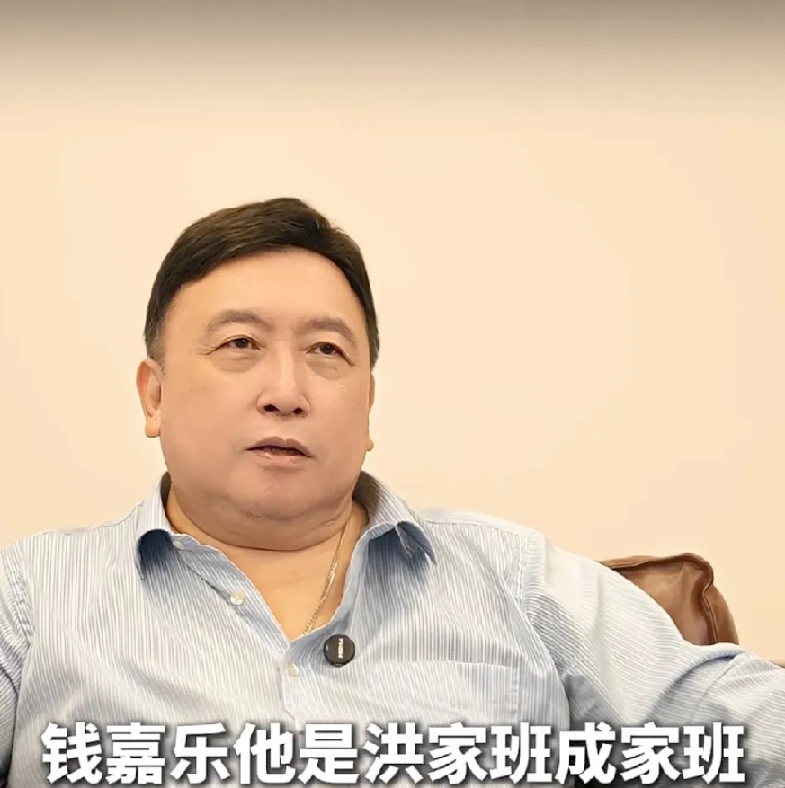 在王晶看来，钱嘉乐是洪家班、成家班里头，大家公认身手最厉害的替身。像成龙没法