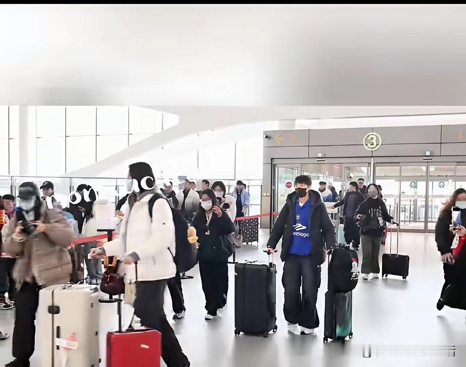 发现个问题，没有莎头的比赛，出发多哈时队伍身边都安静了下来。以往拥挤的跟拍，代拍