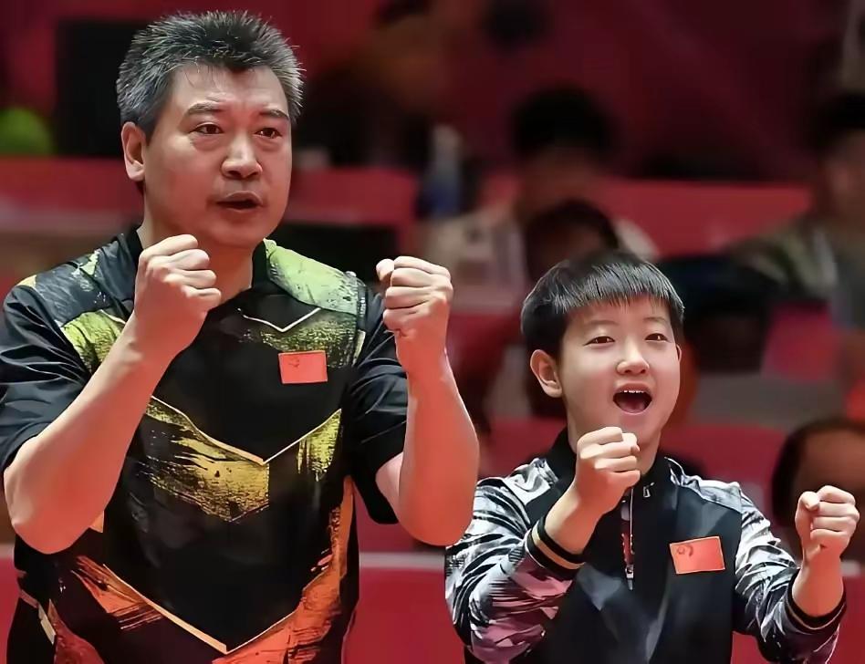 莎莎正手打球，对手最头疼，咱们看着最过瘾:球像小钢炮，出手干脆利落。正