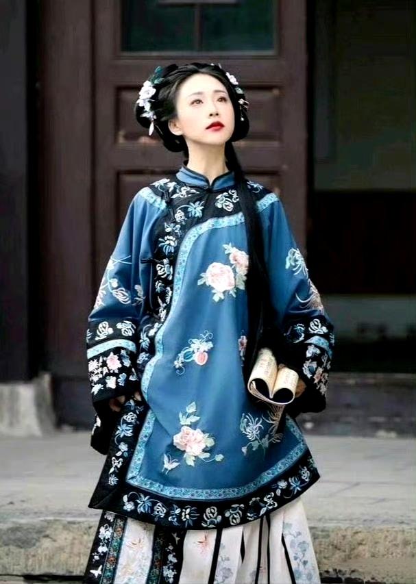 左边是意淫出的清汉女，右边是是真正的清汉女。​​​​