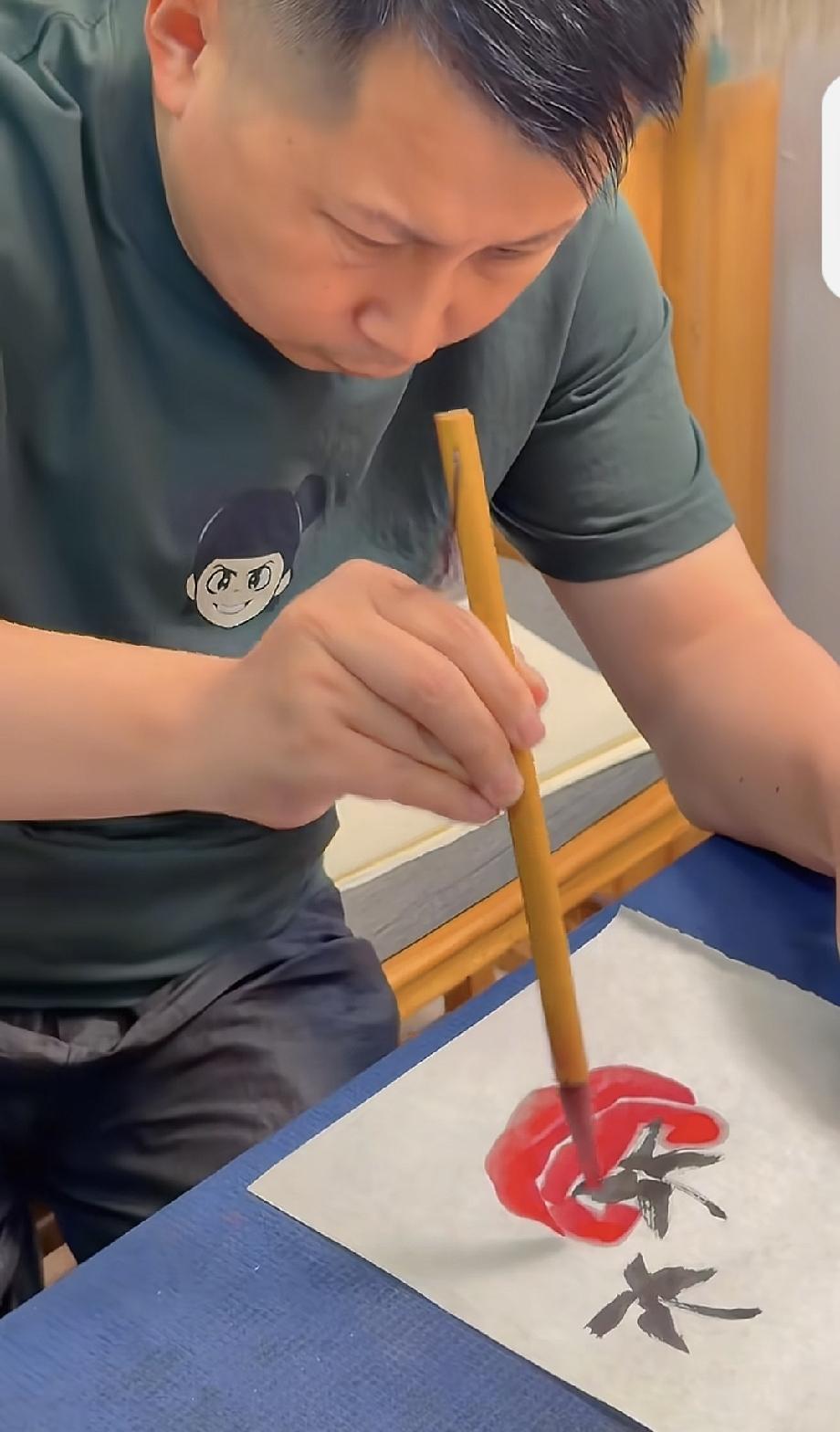 退出德云社的几位中，就数何云伟的日子过得惬意。除了自己的本职工作，每日品品美