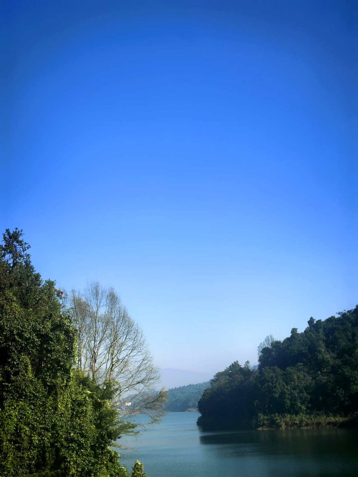 朋友圈这两天被一段“人老了才明白不必折腾离婚”的话刷屏了，说的是夫妻俩...