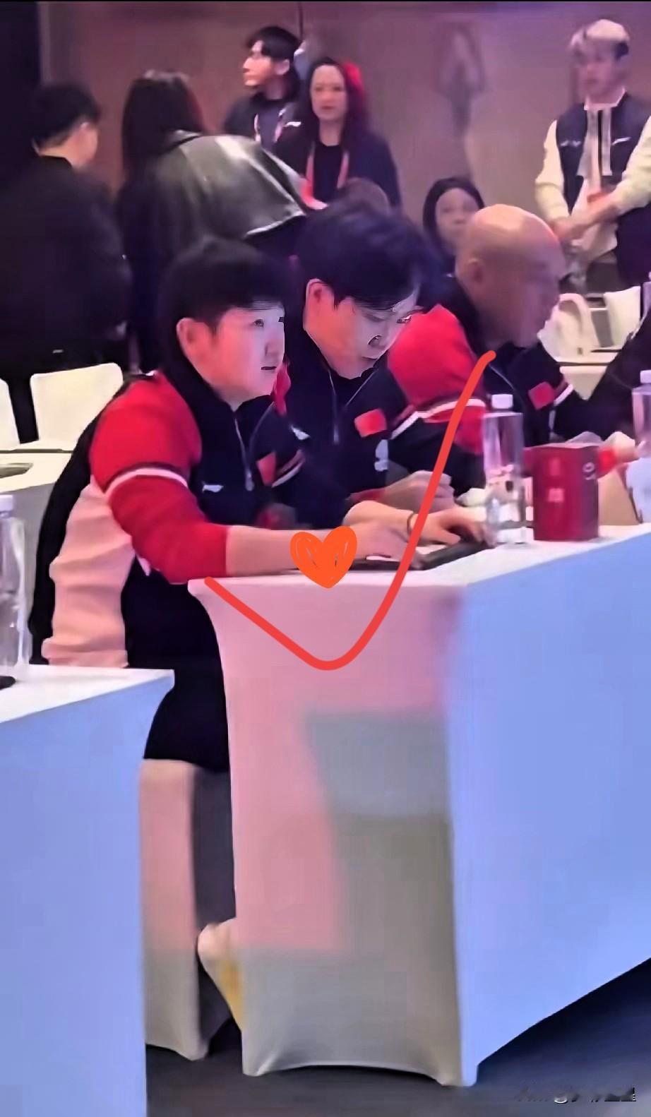 天台要站不下了[捂脸哭]王楚钦孙颖莎成都混团抽签！两个人这次坐在一起喽！本来