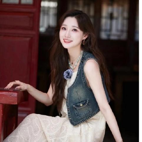 马凡舒：这身装扮太好看了~她身穿纱纱裙搭配牛仔外套，真的是青春洋溢太美了，你