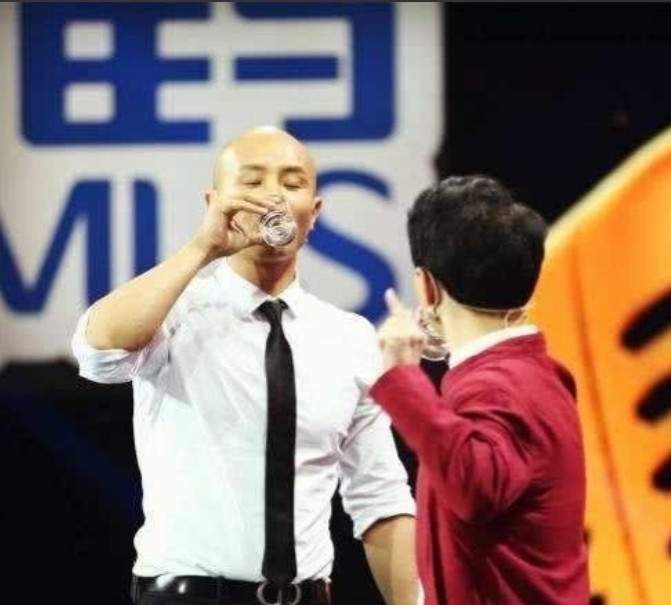 2015年，乐嘉在《超级演说家》录制现场示范喝酒壮胆，干完一斤白酒后，没成想后劲