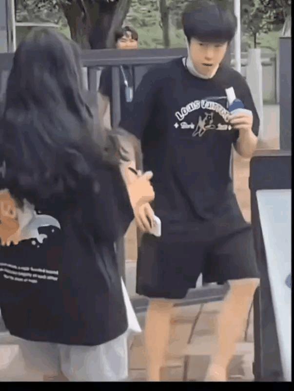 王楚钦太可爱了！大头训练完后，从国家训练中心往外走。边走边拿着冰糕，一个女球