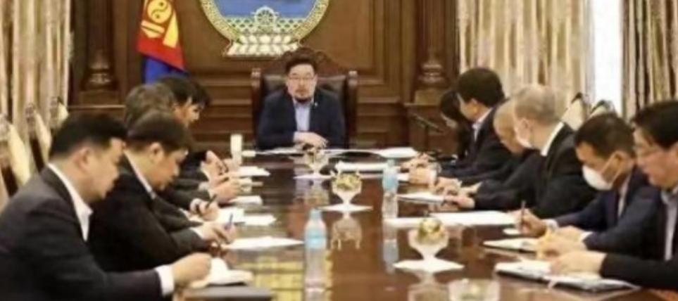 蒙古国乱成一团，反华到底图啥，20年后谁救谁？蒙古国首都乌兰巴托的街头又闹起来了