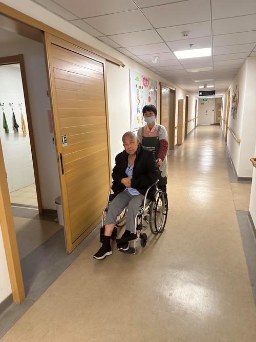 老人过于长寿真的是福气吗？前几天去看望了一个邻居的老爷爷，今年95了。老