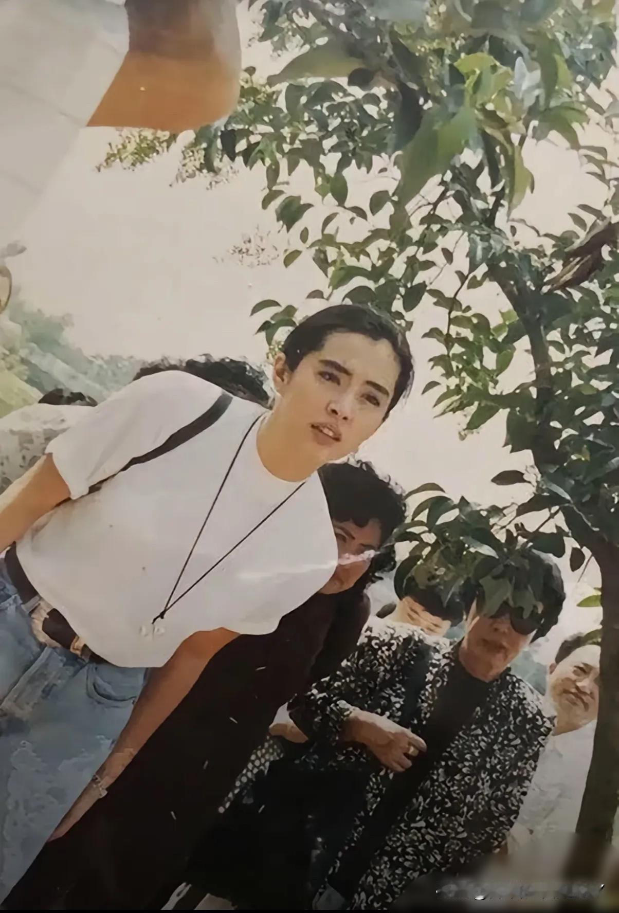 王祖贤近日开了抖音账号，评论区里，有人翻出段老故事。1993年，26岁的她