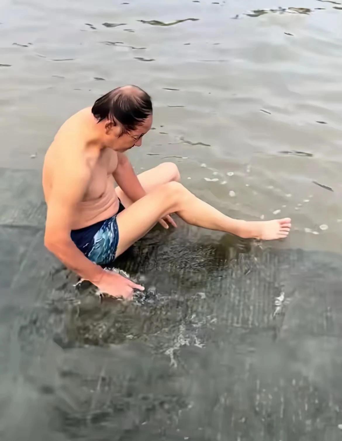 海河母子落水后，第一个站出来的人。一位本地大爷拿着刷子，蹲在河边台阶上，一阶一阶