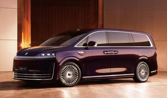 迎宾光毯+自动车门+座椅联动，智界V9官图释出近日，鸿蒙智行智界品牌正式释放智