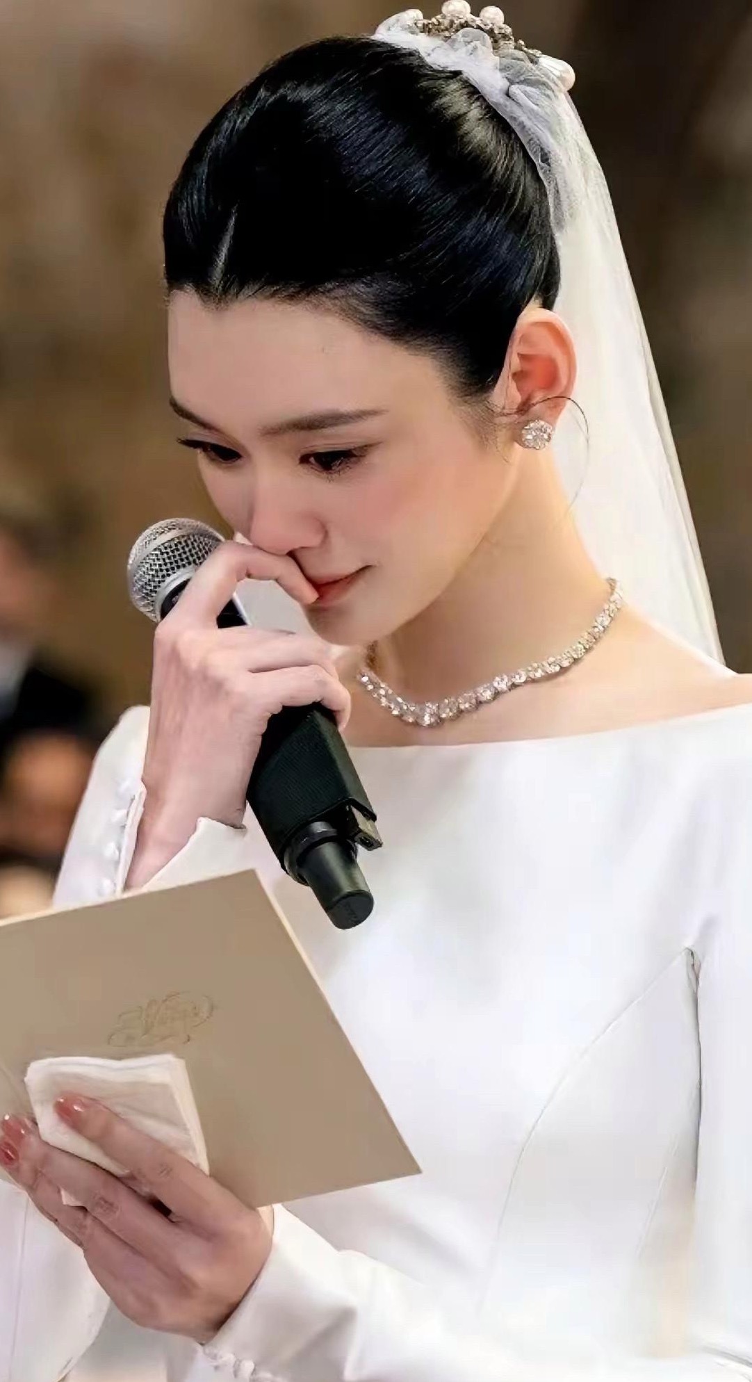 奚梦瑶的审美，真是教科书级别的。婚礼上，她拒绝染发，没做花里胡哨的美甲，更别提吓