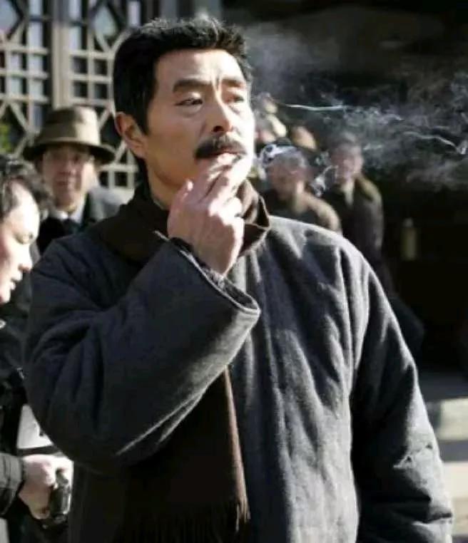 鲁迅先生一句话，把人性的丑陋体现的淋漓尽致。他说：“荒田无可耕，一耕有人争；肚