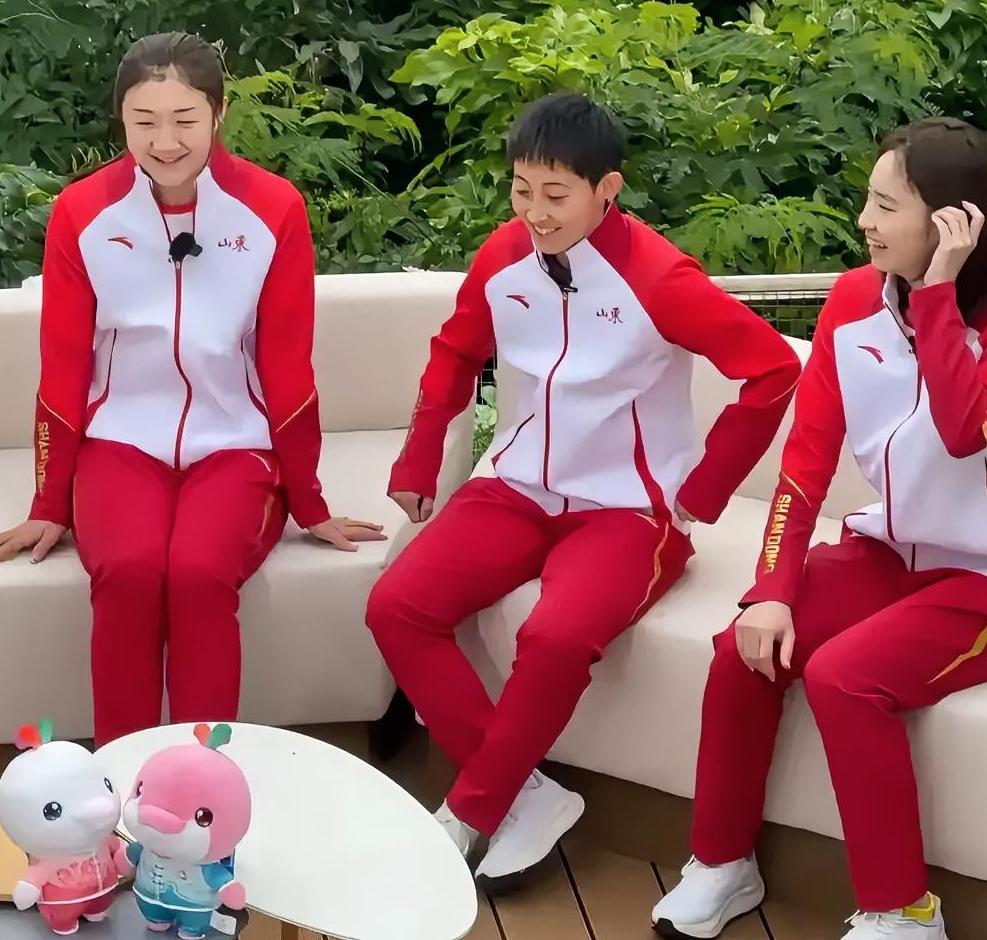 陈梦的坐姿，是不是有别于其她两位女孩子。本来夺冠，是庆贺放松的时刻，大家坐一起，