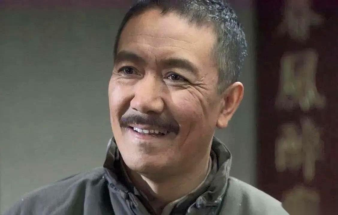 拍《闯关东》那年，导演张新建揣着200万现金，第一个找的根本不是李幼斌。他把剧