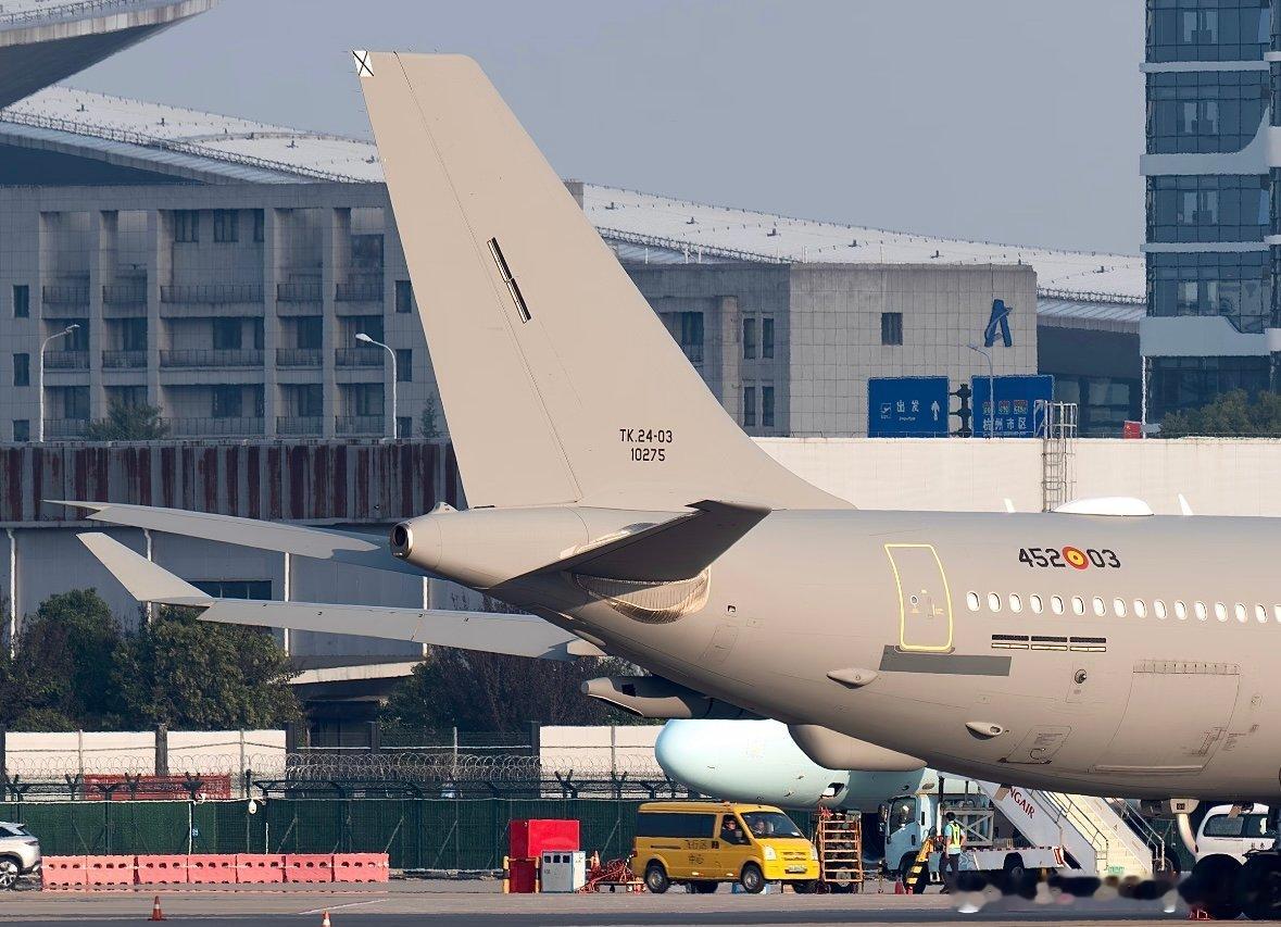 虽然运20B可以通过安装内部油箱和吊装空中加油吊舱的方式快速转换为空中加油机。不过由于尾舱门的结构的