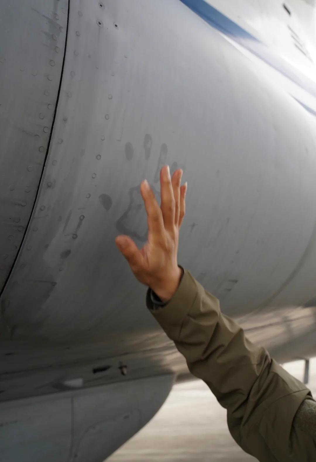 目机者|第一次摸到伊尔76，必须留个手印！南昌飞行大会正在举行。作为此次大