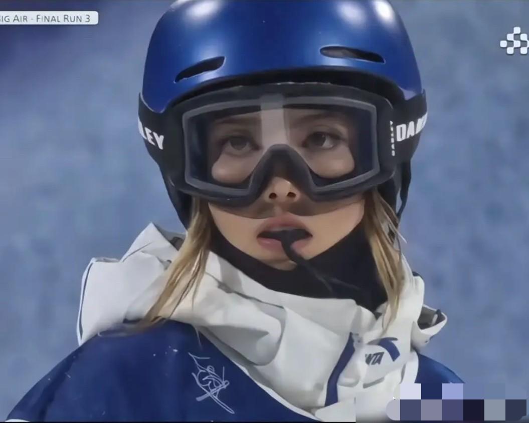 都以为是保护牙齿，耍酷。之前也这么想的。直到翻了她去年的事，才懂。那哪是护