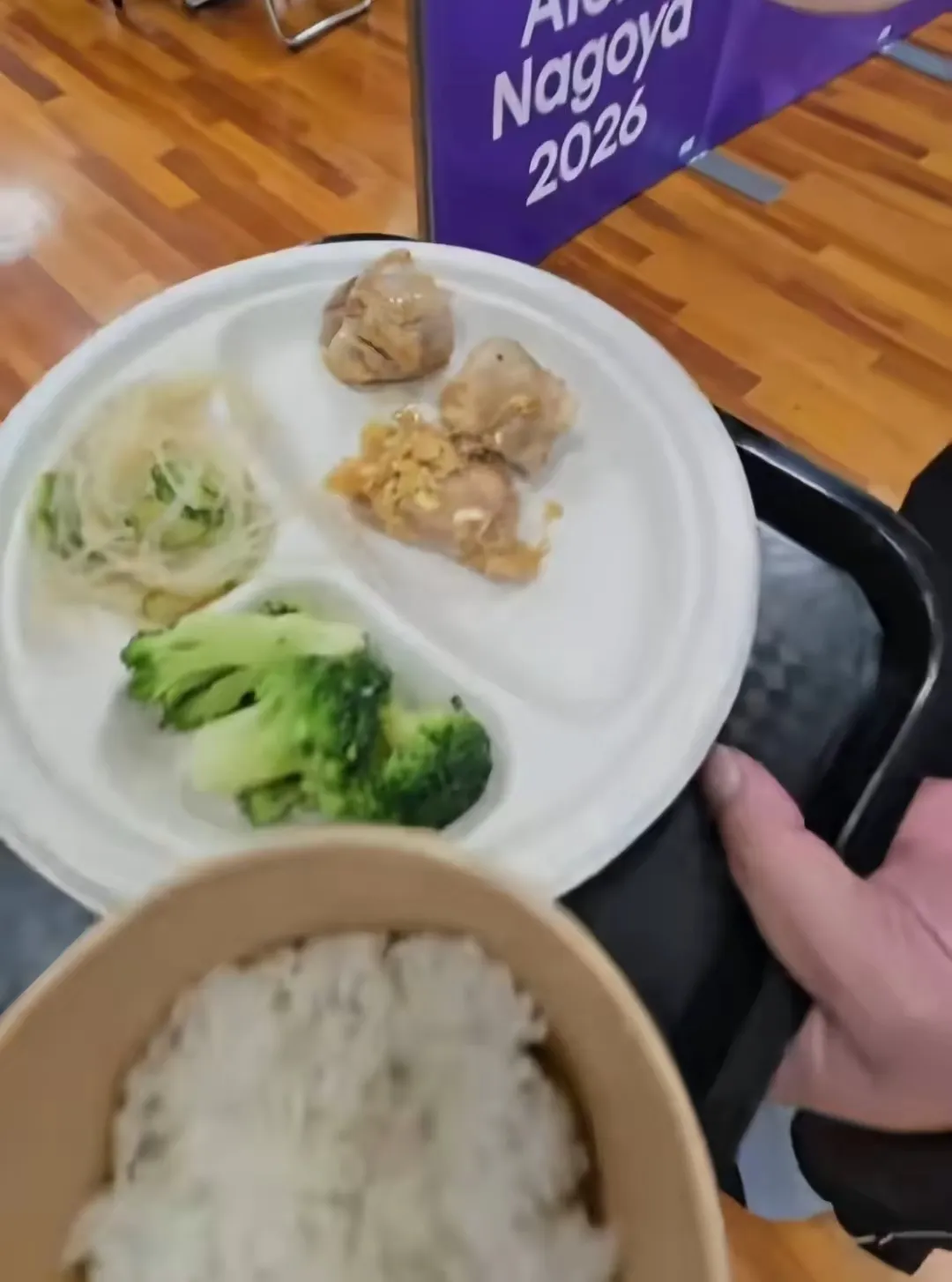 这就是这次日本亚运会的伙食，三、四片水煮西兰花，二、三块油炸肉片、半个面粉菜丸，估计还有一纸杯清汤，