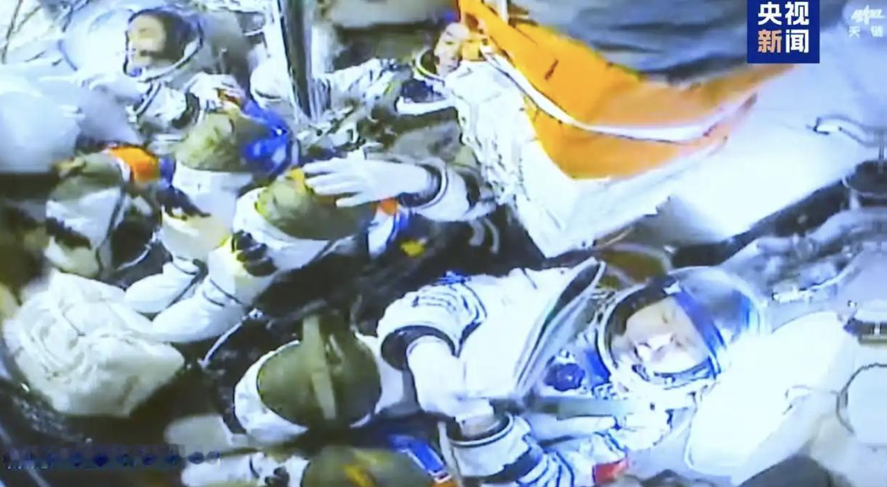 更多细节公布。神舟二十号载人飞船，是返回舱舷窗玻璃，遭到了空间碎片的冲击，出