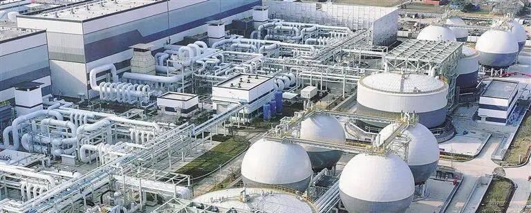 把电存进地底下，这事儿干得真漂亮2026年5月，江苏金坛，一个废弃的盐矿里正