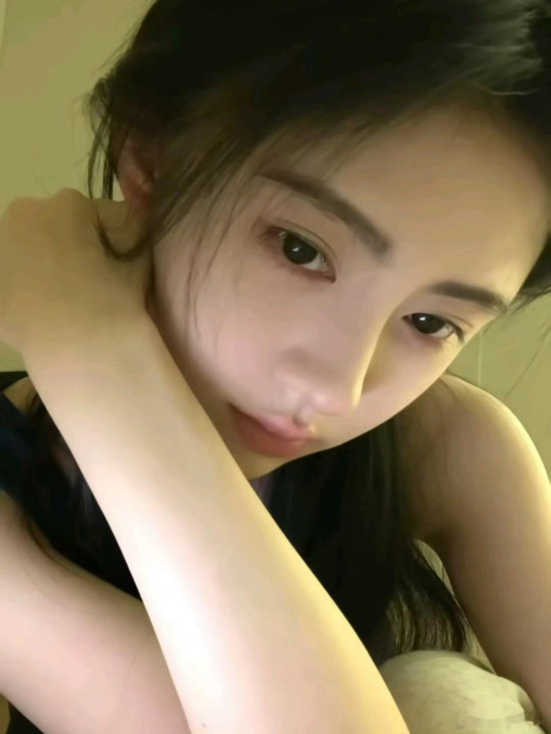 鞠婧祎🫘更新限时日常，发了两张自拍好漂亮啊，素颜都这么好看，完全是女友视角来的