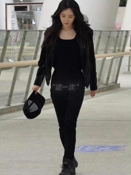 杨幂深夜奔跑杀疯了这腿长真的犯规谁懂啊！杨幂深夜一身黑衣街头奔跑的画面直