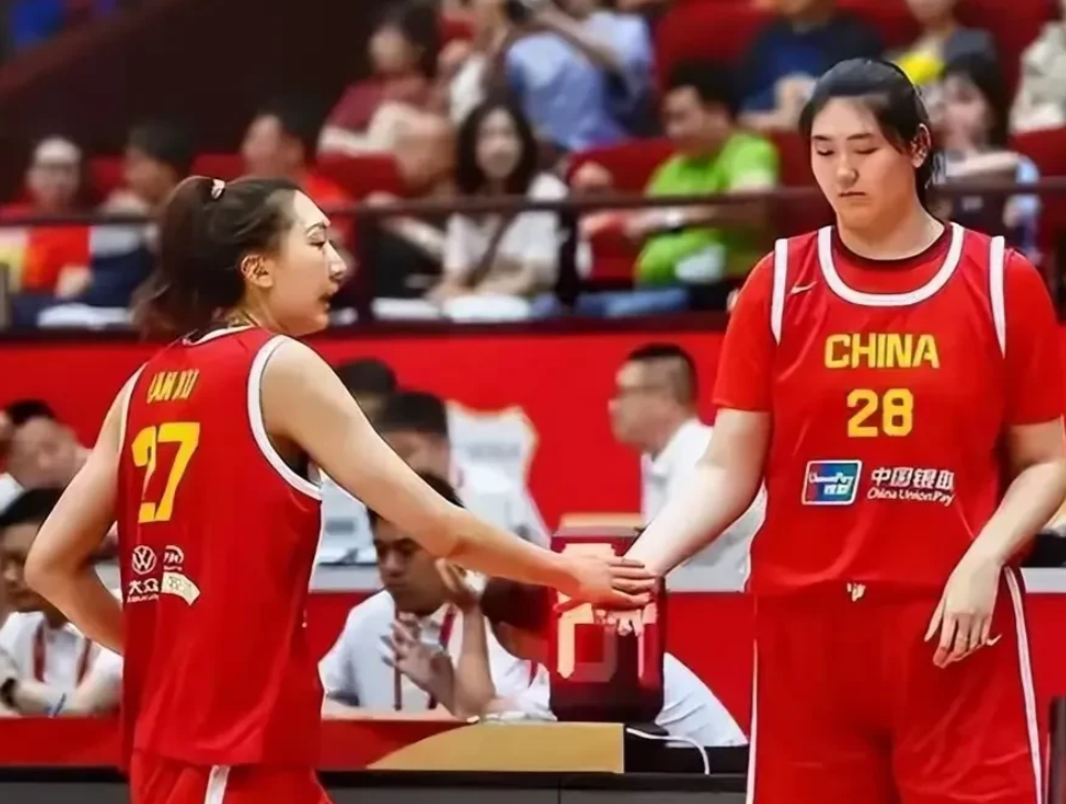 中国女篮亚洲杯12人最终名单出炉，本以为宫鲁鸣指导要裁掉一员锋将，确保中锋位置的
