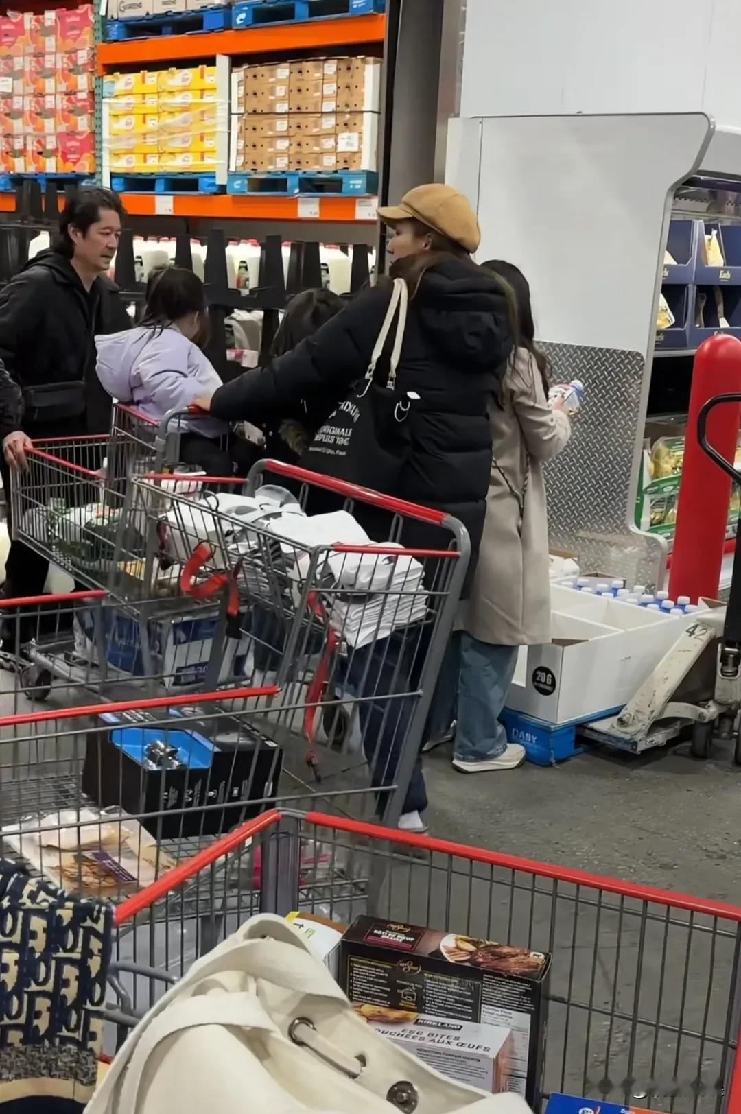 钟嘉欣回加拿大过圣诞节，和老公、女儿一起去逛超市。钟嘉欣穿着黑色棉外套，戴着一