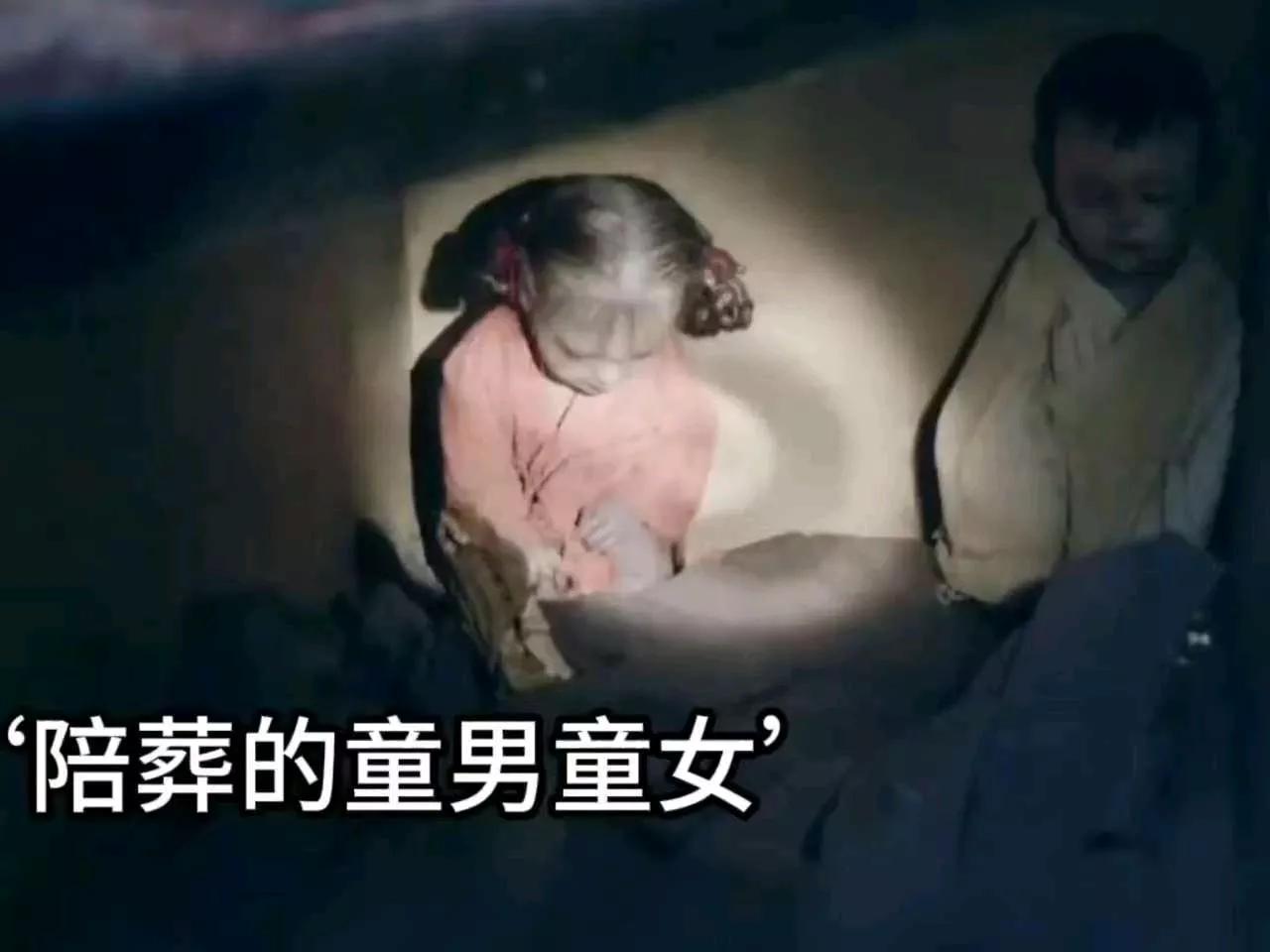 在古时候，有一个王爷去世了，他的家人买了15岁的童男月光和15岁的童女水