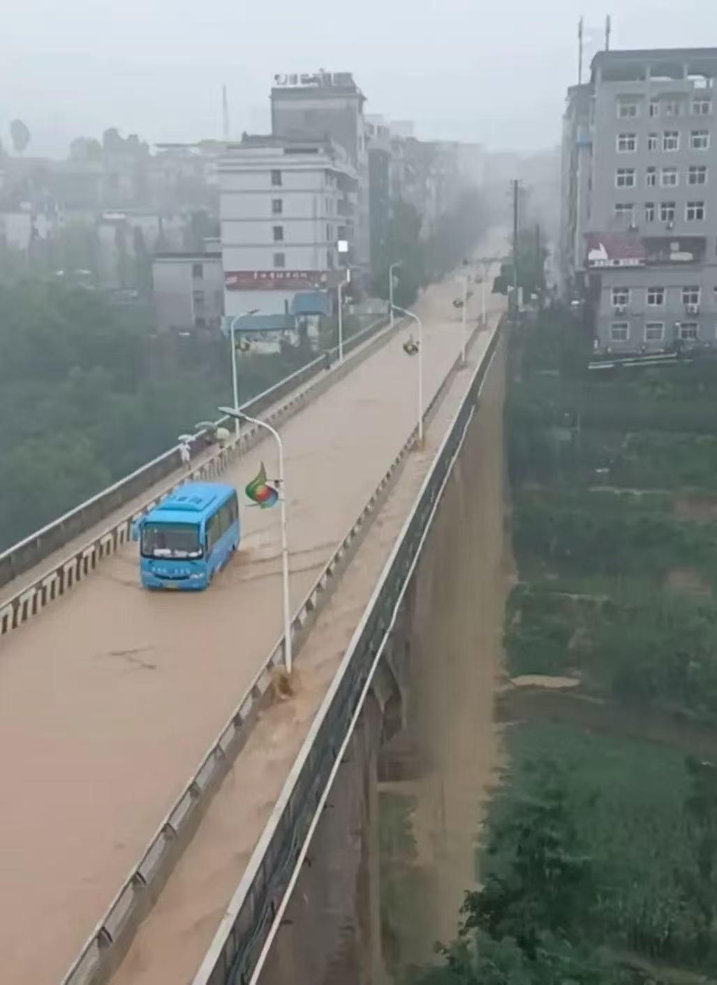 这个桥还有制造瀑布的功能，妙啊，