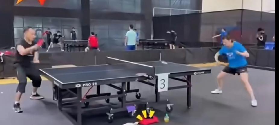 王曼昱印度亚锦赛赛前苦练！任浩教练亲自陪练发球，这状态冲劲十足第28届亚洲
