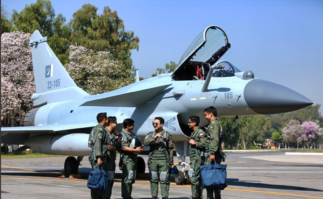巴基斯坦将军在采访中大方承认中国武器“好用”，这事儿在网上炸开了锅。毕竟一个