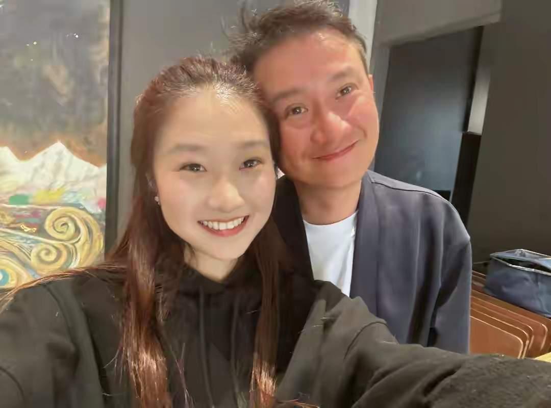 文章女儿晒出与父亲合照！文爱马长得太像马伊俐！文章一脸笑容，但他那些不堪往事却再