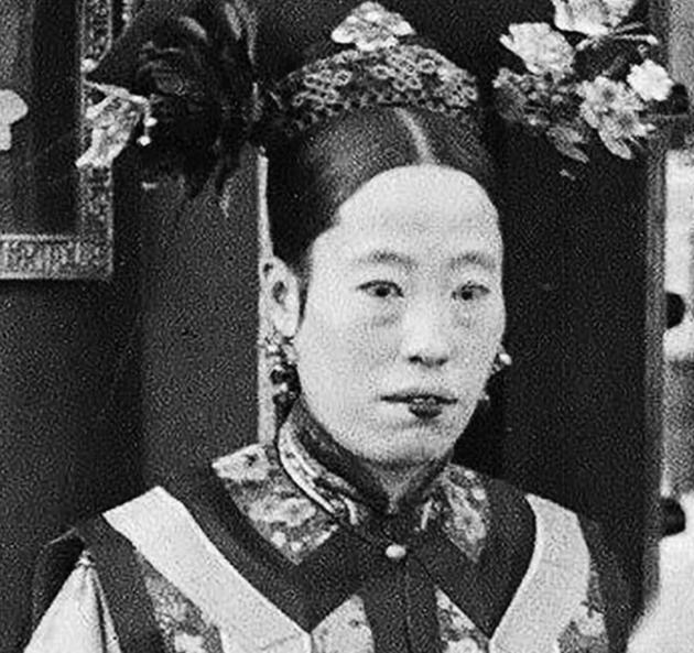 1888年，隆裕嫁给小她三岁的表弟光绪，新婚当夜光绪跪地大哭，守活寡的她，后来每