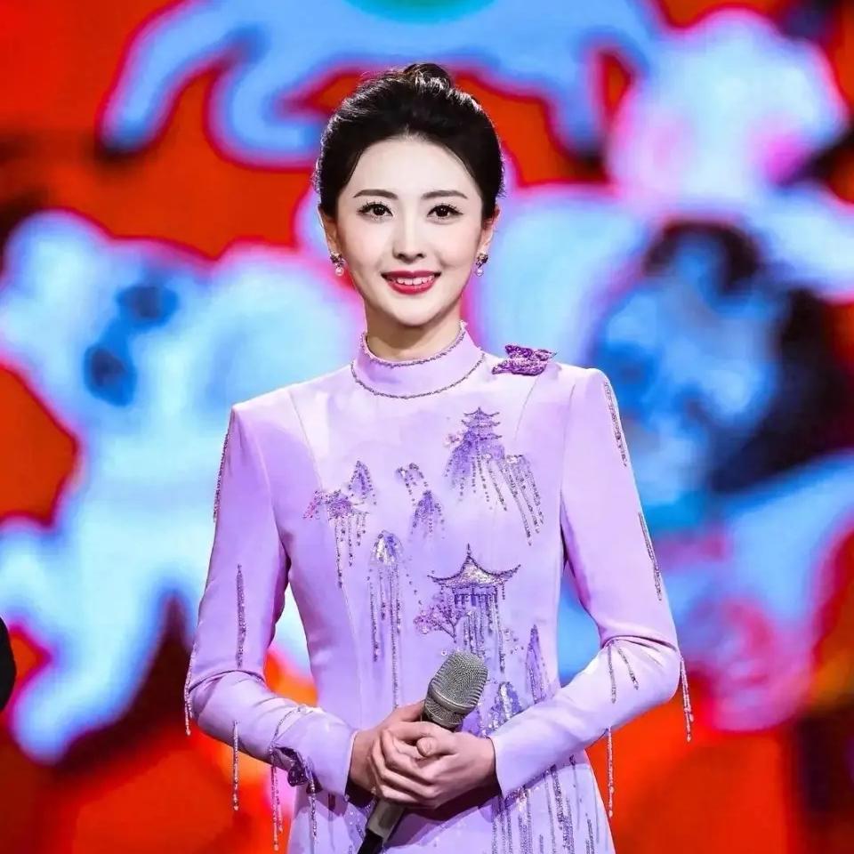 这一位出生于哈尔滨的美丽主持人，她和马凡舒是老乡，颜值比龙洋高，主持水平不逊于马