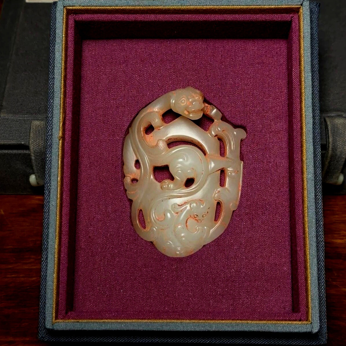 古玉杂谈汉代和田玉鸡心佩，雕工堪称一流，汉代玉器在玉器史上，佳作属于高峰时期，