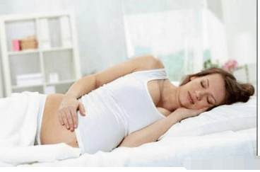 孕妇睡觉翻身时, 胎儿在干吗? 也会随着翻身吗? 知道答案就放心多了