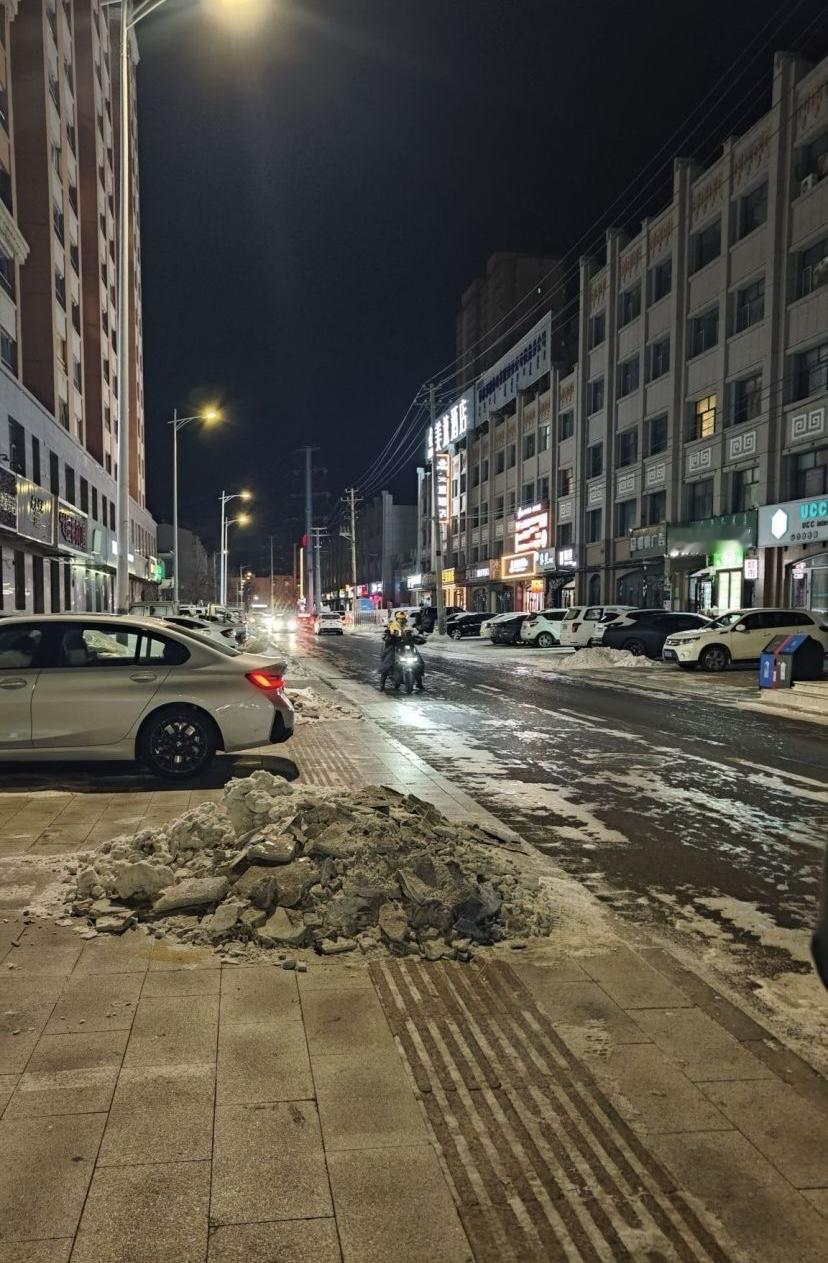 积雪是把热量都吸走了吗？太阳一落下，瞬间就冷的不行……