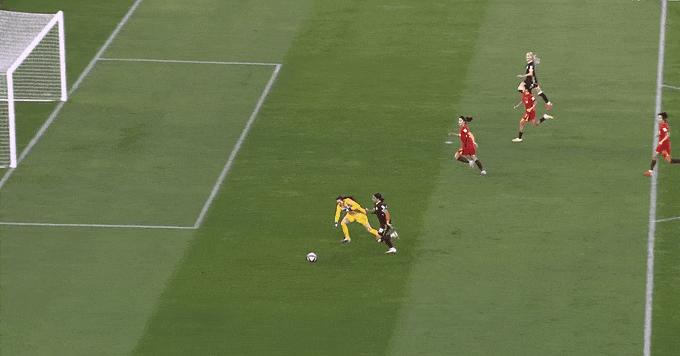 女足亚洲杯这场球，防守上出现明显漏洞。门将出击时，后防线没能及时补位，让澳大利亚