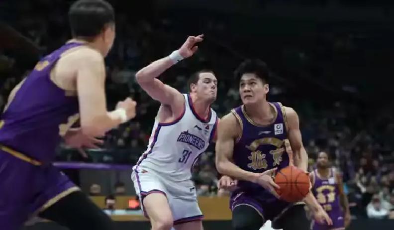 王哲林空砍30分却输球！北控少仨主力，主场还是把上海掀翻。缺了里勒、