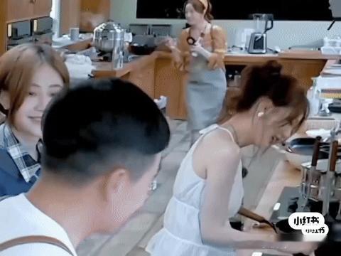 中餐厅的后厨里，别人都在灰头土脸地忙活，张雅琪却能腾出手来补妆。这画面本身就