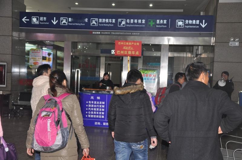 春运期间，骗子花招百出。刘女士在上海松江火车站就遭遇了一场精心设计的骗局。一名男