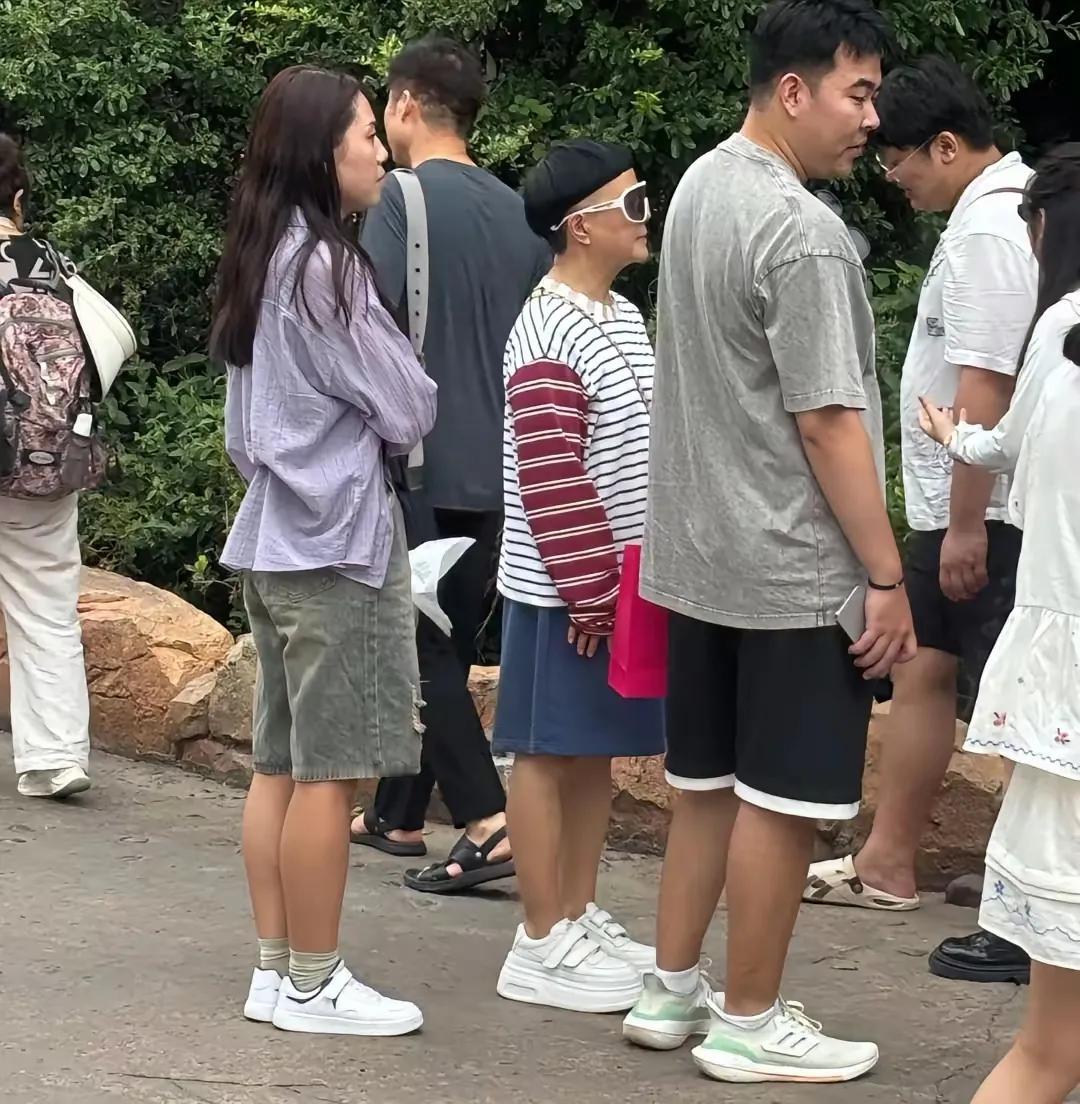 59岁该活成什么样？金龟子的答案很任性有人嫌她“装嫩”，也有人赞她“真性情”