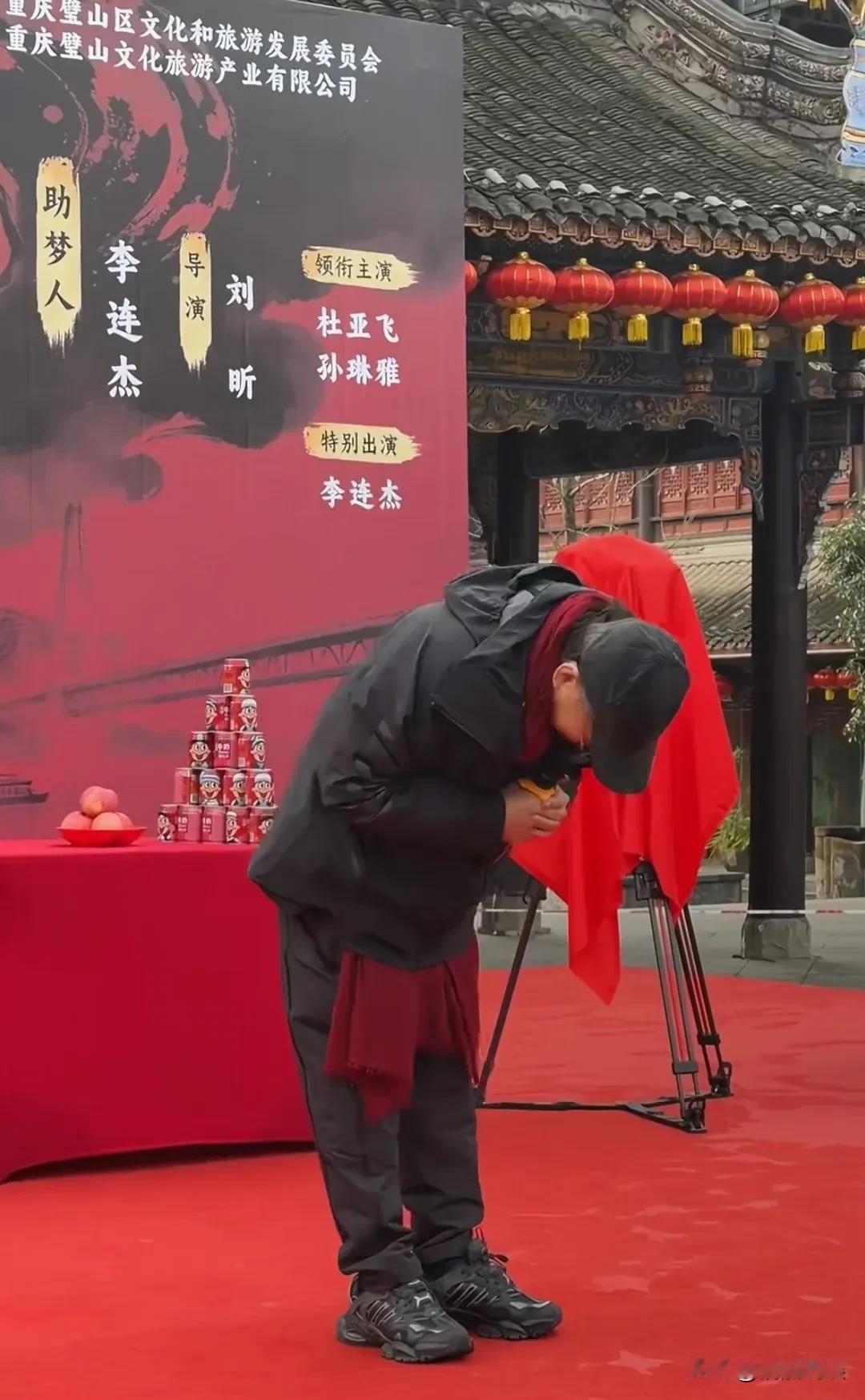 李连杰也进军短剧了！他现身某短剧的开机现场，穿着一件黑色的外套，戴着红围巾，头