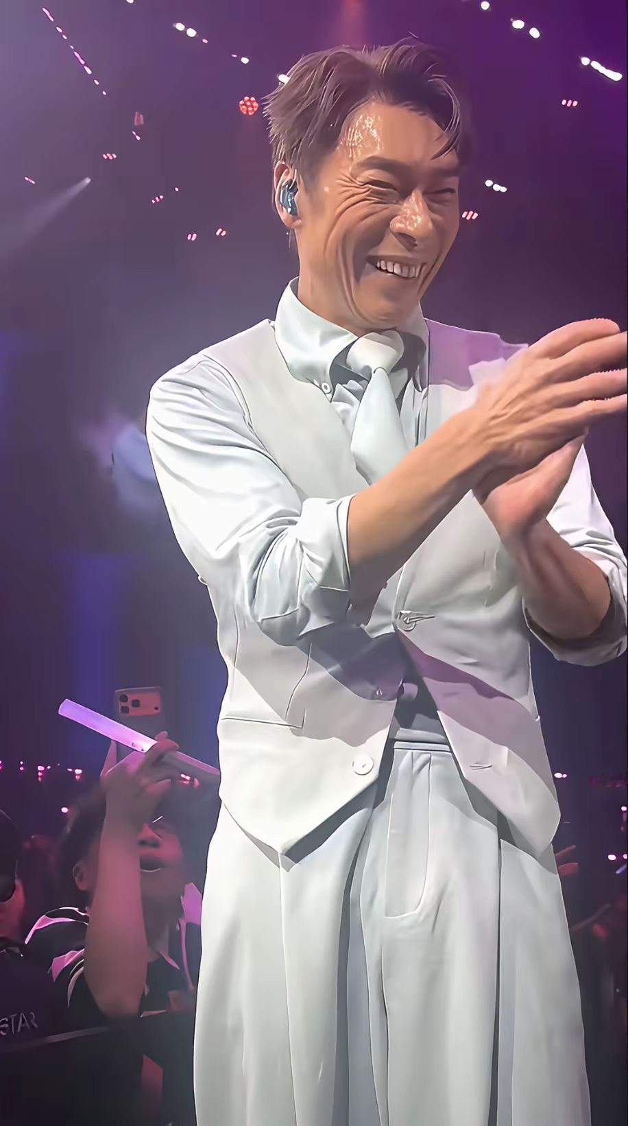 刷到许志安演唱会现场开怀大笑的一幕，隔着屏幕都能感受到他身上溢出的一股喜剧感。就是红馆尾场那次请张学